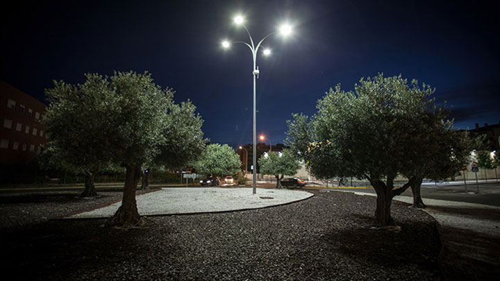 Städtisches Gebiet in Rivas, Spanien, beleuchtet mit Philips Außenbeleuchtung 
