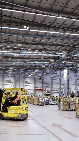 Die Lagerhalle von Royal Mail NDC mit energiesparender LED-Technologie von Philips Lighting