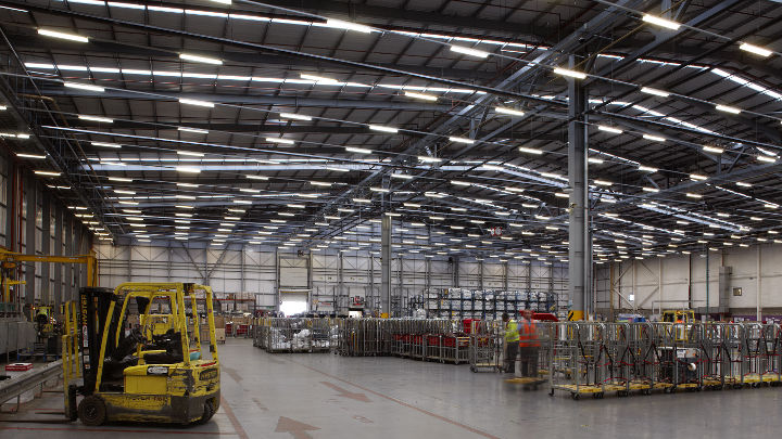 L'entrepôt de Royal Mail NDC, mis en lumière par une solution d'éclairage grande hauteur de Philips Lighting