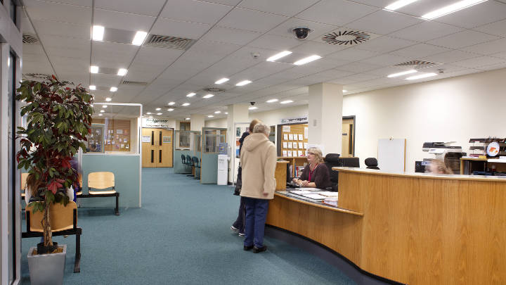 La réception du Conseil du district de Sedgemoor, mise en lumière par des luminaires LED à économie d'énergie de Philips Lighting