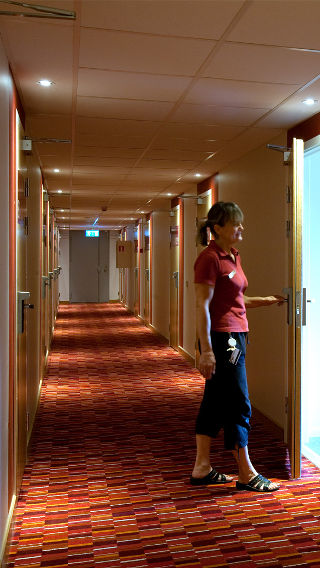 Ein Frau auf dem Korridor des Spar Hotels, beleuchtet mit Hotelbeleuchtung von Philips