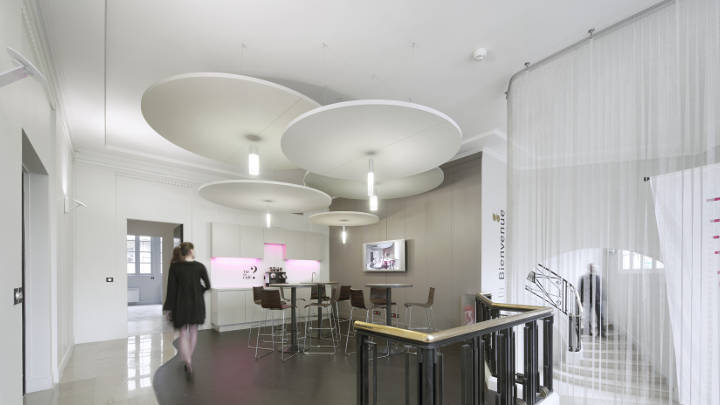 Luminaires modernes au sein du show-room d'Haworth