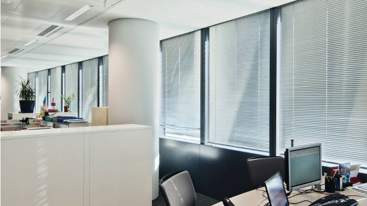 Philips Bürobeleuchtung ist in die Decke dieses Büros im Tour Sequana integriert 