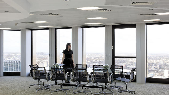 Die Lichtsteuerungssysteme von Philips für Büros bringen mehr Licht und Nachhaltigkeit in diesen Tagungsraum im Tower 42