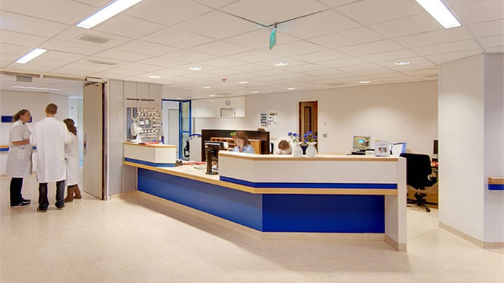 L'espace d'accueil de UMCG utilise un éclairage économe en énergie, grâce à l'éclairage en milieu hospitalier de Philips