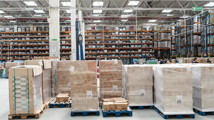 L'entrepôt de stockage d'Unilever, situé sur le parc Prologis, utilise un système d'éclairage d'ambiance économe en énergie de Philips