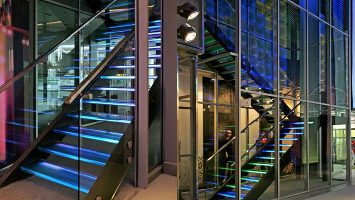 Les escaliers sur la façade du centre commercial Vegas complètent l'expérience d'achat exclusive produite par l'éclairage de commerces Philips 