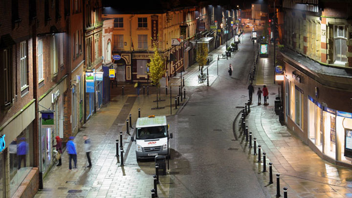 Die Innenstadt von Wigan mit energieeffizienter LED-Stadtbeleuchtung von Philips: eine helle, sichere Umgebung