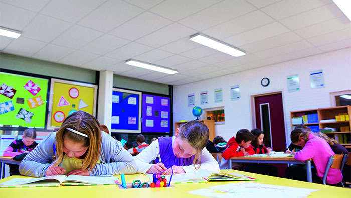 Dans l'école primaire de Wintelre, le paramètre d'éclairage « Focus » contribue à créer une ambiance idéale dans les classes, propice à l'apprentissage