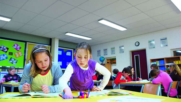 Schüler an der Grundschule Wintelre arbeiten bei der Standard-Lichteinstellung