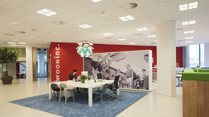 Les locaux de Wooninc., mis en lumière par un système d'éclairage pour bureaux économe en énergie de Philips 