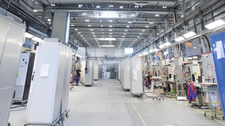 Effizient arbeitendes Personal von ABB Drives mit Beleuchtung von Philips Lighting