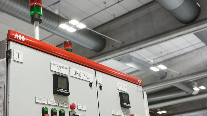 Eine durch Philips Lighting beleuchtete Steuereinheit von ABB Drives