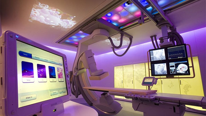 Salle d'examen à l'hôpital Catharina de Eindhoven, mise en lumière par l'éclairage médical Philips
