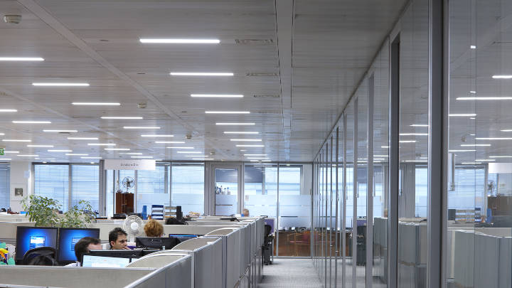 Großraumbüros wirkungsvoll mit Philips Bürobeleuchtung beleuchten