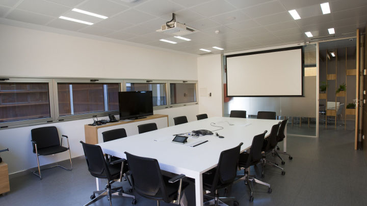 Arbeitsfördernde Atmosphäre im Tagungsraum von E.ON Spanien, mit Bürobeleuchtung von Philips