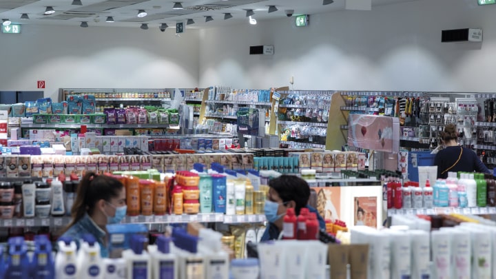 Installation von Philips UV-C-Geräte zur kontinuierlichen Luftentkeimung in dm drogerie-markt Filialen in Bratislava