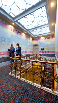 Freundlich beleuchteter Korridor im Hotel Grand Sofitel, Amsterdam, nach Renovierung des Beleuchtungssystems durch Philips 