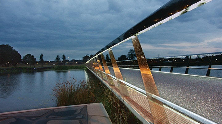 Die Brückenbeleuchtung am High Tech Campus schaltet sich erst bei Sonnenuntergang ein 