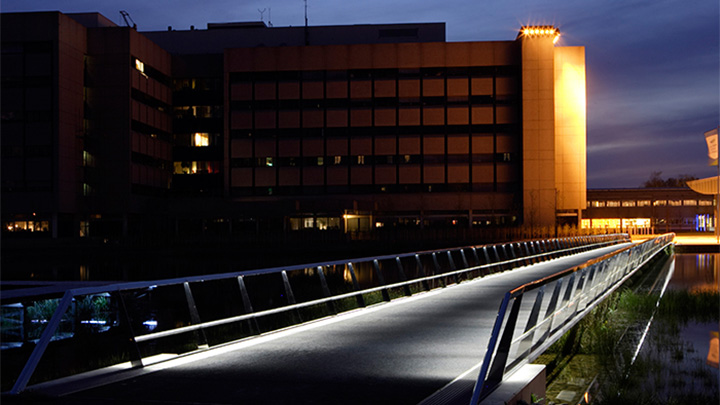 Pont du High Tech Campus, efficacement mis en lumière par une solution d'éclairage extérieur de Philips 