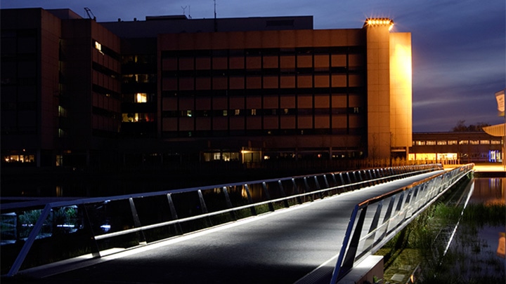 Brücke am High Tech Campus mit Außenleuchten von Philips 