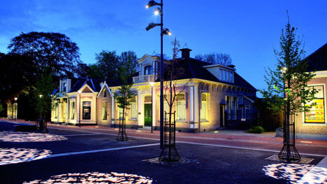 Des arbres illuminés créent des ombres incroyables dans le centre-ville de Hoogeveen