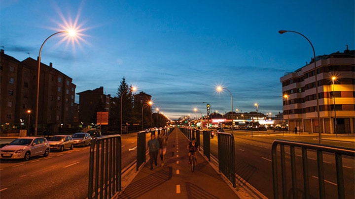 Die nächtlichen Straßen von Palencia mit Beleuchtung von Philips
