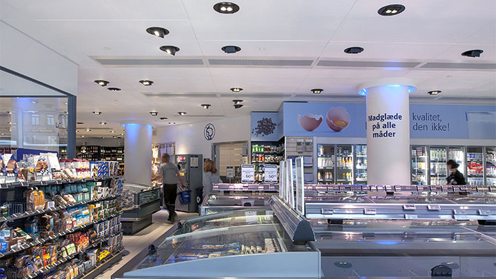 Produits exposés chez Irma, à Copenhague, mis en lumière par l'éclairage de supermarchés à faible consommation signé Philips 