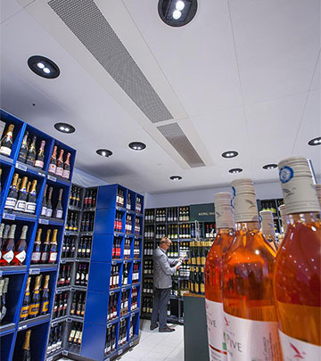 Außergewöhnlicher Kontrast und funkelnde Akzente in der Weinabteilung im Supermarkt Irma durch Philips Beleuchtungsprodukte 