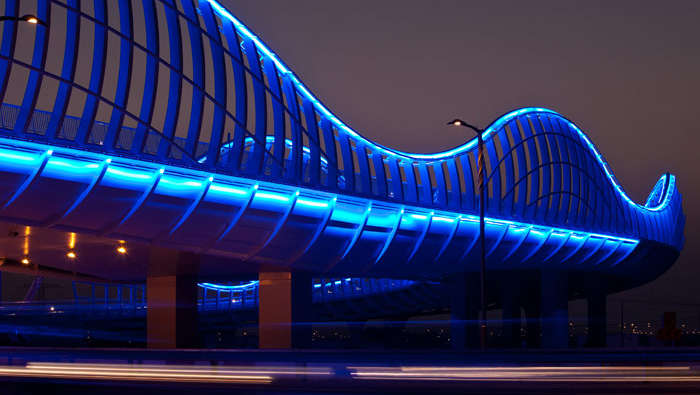 L'éclairage LED coloré crée un résultat indéniable à Meydan, Dubaï