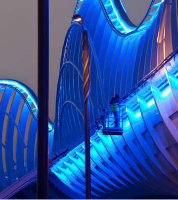 Meydan-Brücke in Dubai, beleuchtet mit der Philips Brückenbeleuchtung 