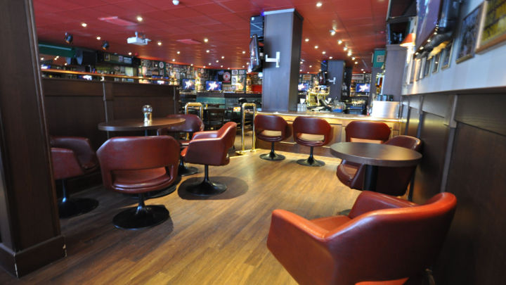 Loungebereich im O'Learys mit Beleuchtung von Philips Lighting  
