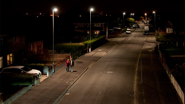Une rue d'Orford, magnifiquement mise en lumière par une solution d'éclairage de la voie publique de Philips
