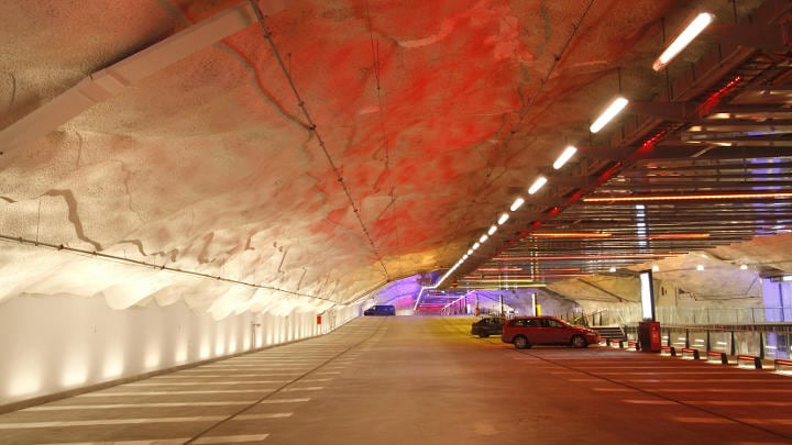 Das Licht in unterschiedlichen Farben im Parkhaus P-Hämppi hilft den Fahrern, sich zu merken, wo sie ihr Auto abstellen
