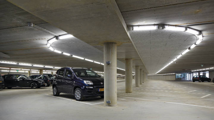 Tiefgarage und Informationsschalter mit Beleuchtung von Philips Lighting 
