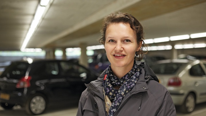  Lächelnde Frauen vor den Autos in der Tiefgarage Eiteren mit Philips Beleuchtung 