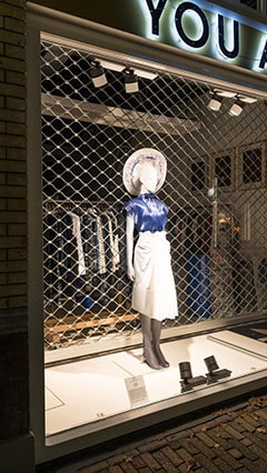 Schaufenster des Modefachgeschäfts 'You are here'