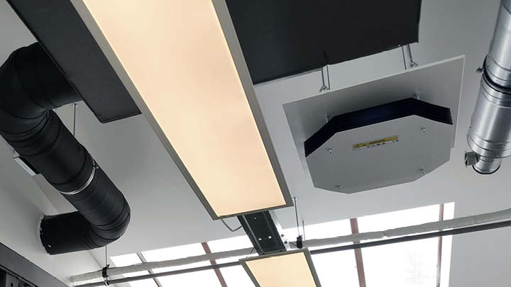 Obere Luftdecke der Philips UV-C-Desinfektion in Klaslokaal montiert