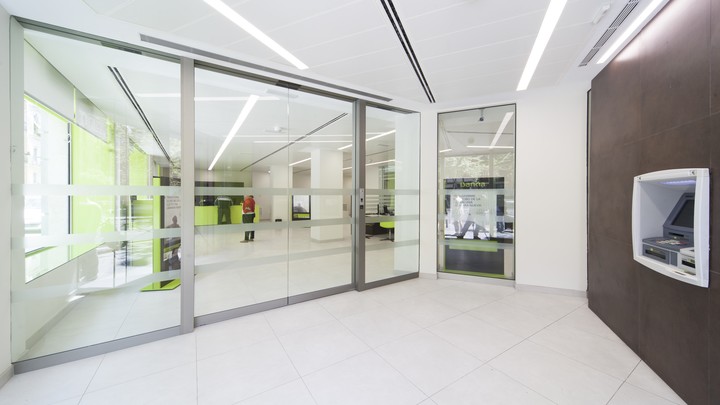 image de luminaires UV-C Philips pour le secteur bancaire