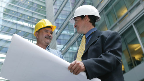 Un conseiller et un technicien discutant d'un projet