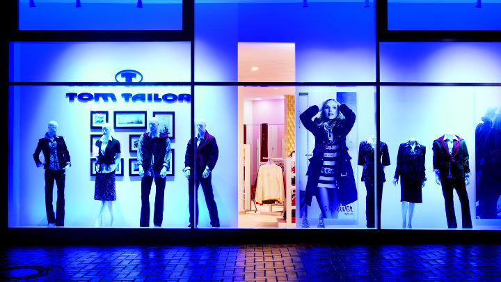 Vitrine du Markenstore, en Allemagne, mise en lumière par Philips AmbiScene