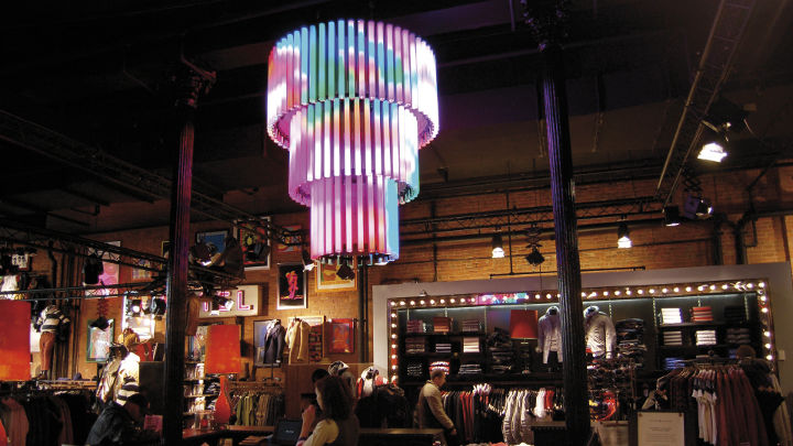 Boutique de mode mise en lumière par l'éclairage Philips AmbiScene
