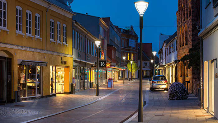Une rue mise en lumière par l'éclairage urbain Philips