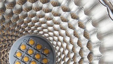 L'optique à facettes en nid d’abeilles permet à PerfectAccent d'augmenter le flux lumineux total sans consommer plus d'énergie.