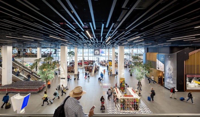 Zones de commerce et loisirs dans un aéroport