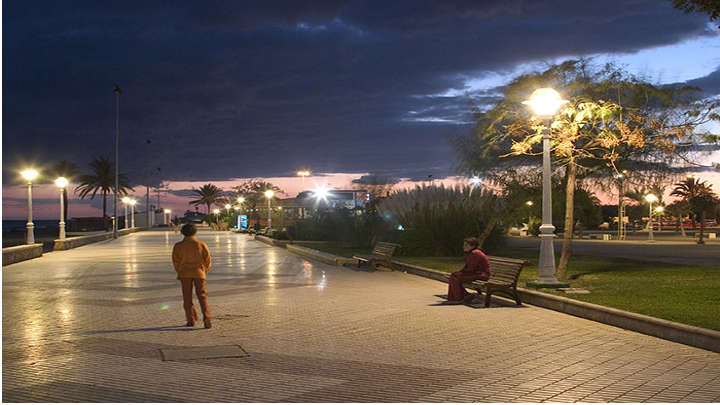 Trottoir illuminé pour favoriser le sentiment de durabilité