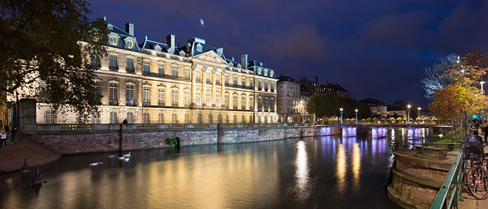 Façade d'un immeuble mise en lumière par Philips