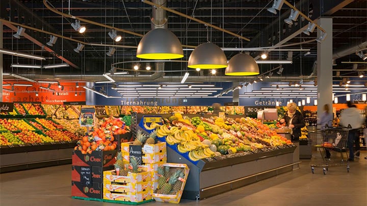 Rayon des fruits et légumes mis en lumière par l'éclairage LED Philips 