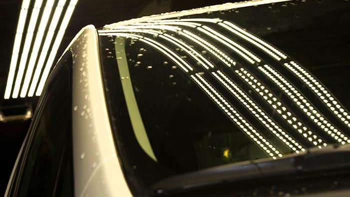 Réflexion de la lumière du tunnel sur une voiture 