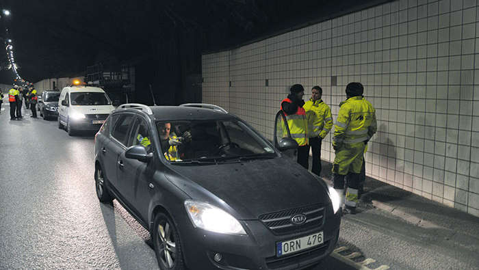 Employés de l'entreprise de maintenance travaillant dans le tunnel de Lundby, mis en lumière par Philips